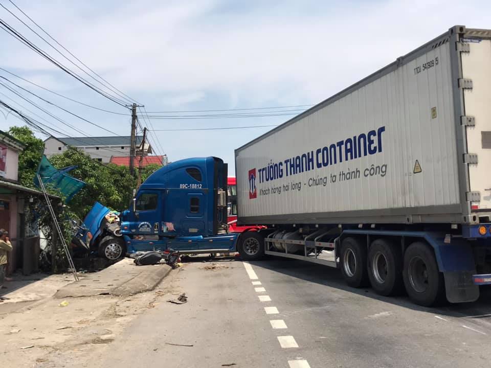 Tin nhanh - Ô tô khách và xe container đối đầu lao vào trạm xe buýt khiến người phụ nữ tử vong (Hình 2).