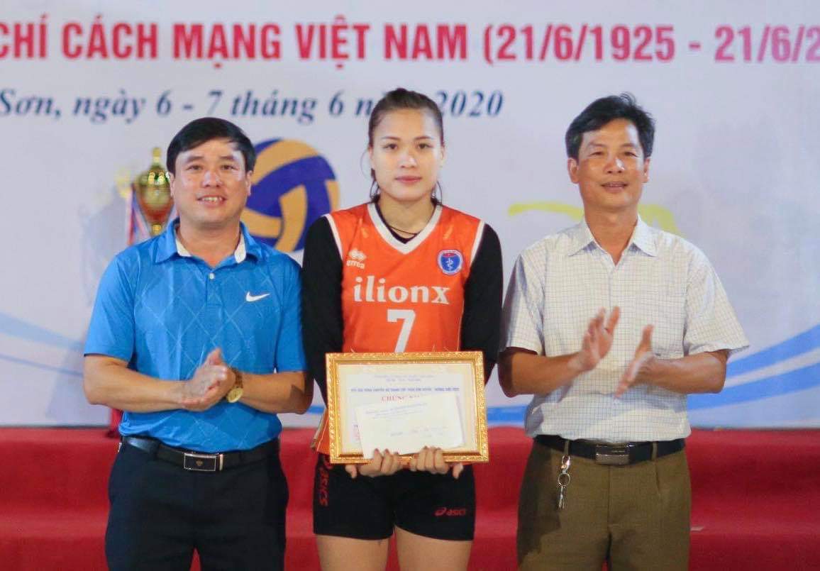 Thể thao - Hàng nghìn khán giả 'đội nắng' xem giải bóng chuyền nữ tranh cúp Trần Kim Xuyến (Hình 5).