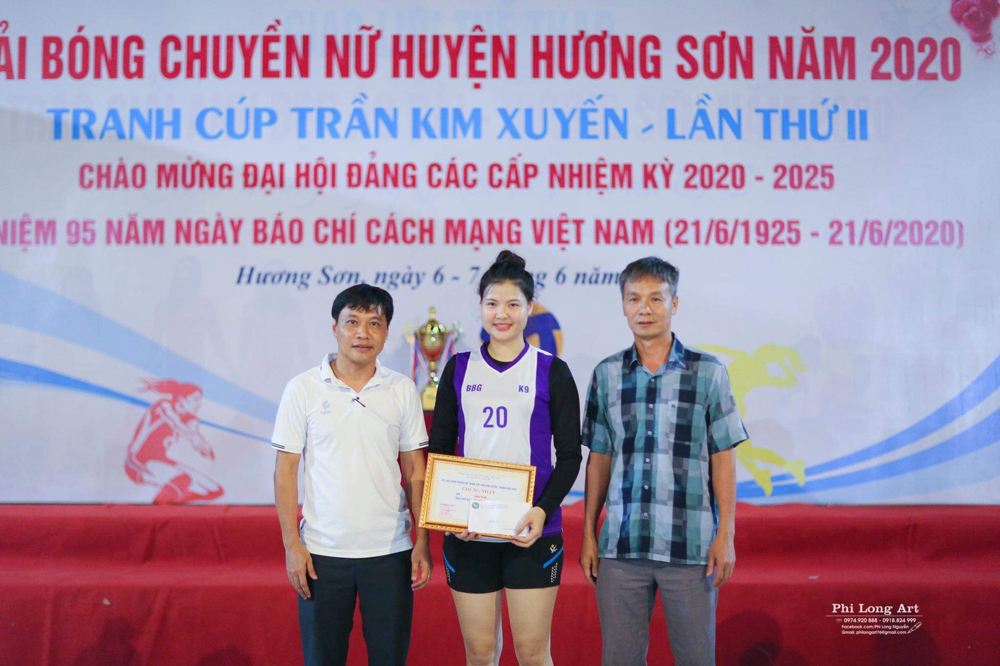 Thể thao - Hàng nghìn khán giả 'đội nắng' xem giải bóng chuyền nữ tranh cúp Trần Kim Xuyến (Hình 6).