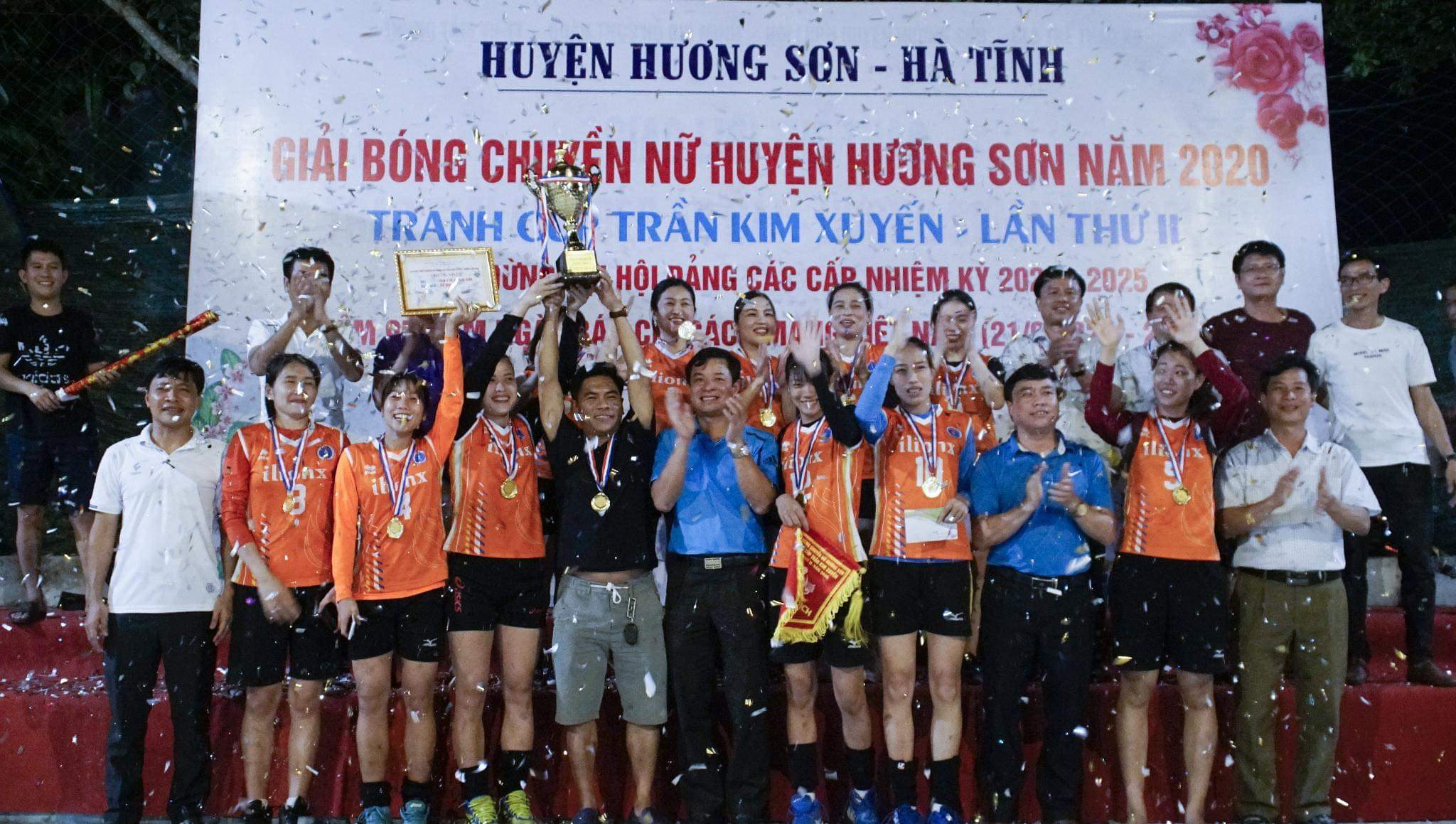 Thể thao - Hàng nghìn khán giả 'đội nắng' xem giải bóng chuyền nữ tranh cúp Trần Kim Xuyến (Hình 4).