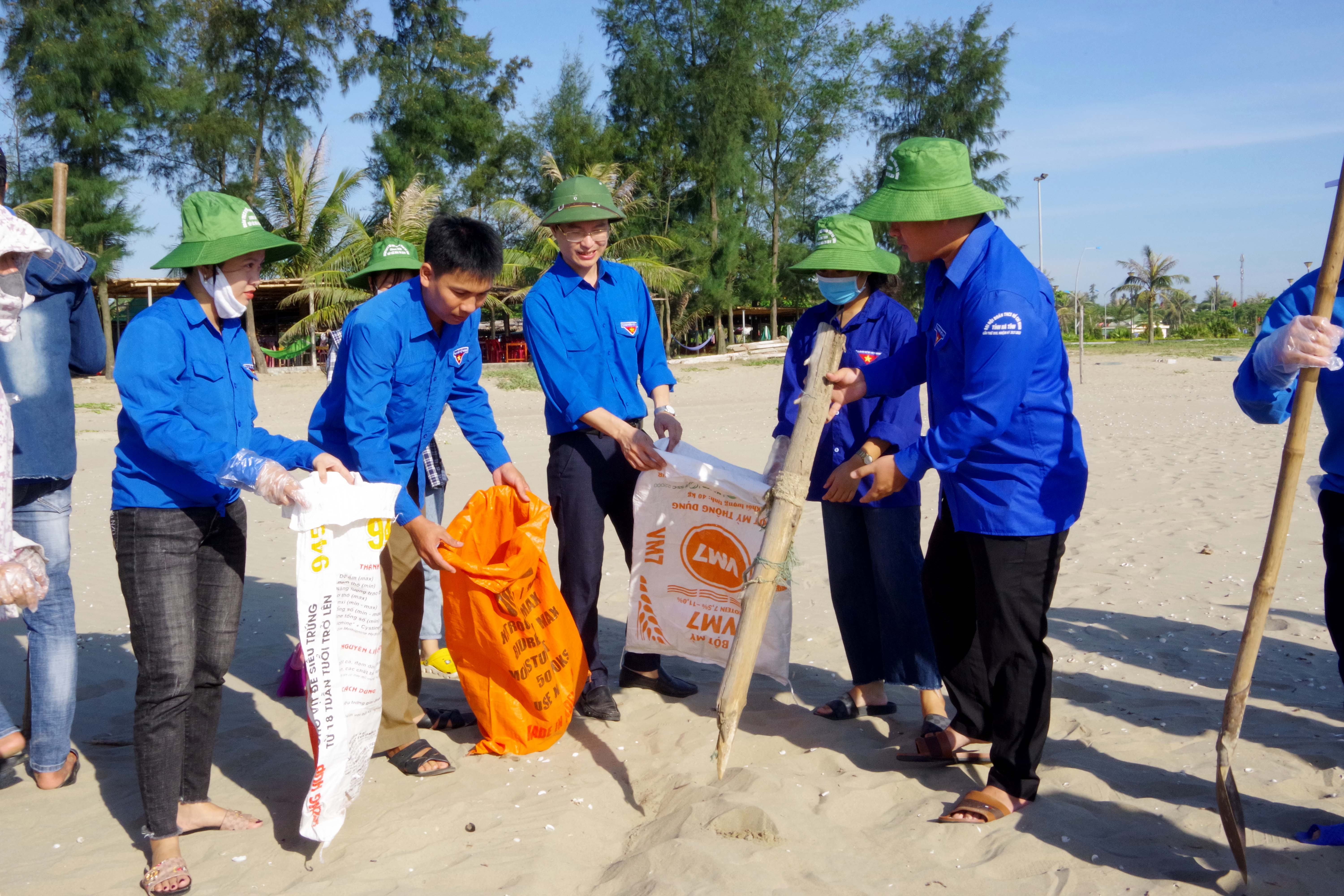 Tin nhanh - Hà Tĩnh: Trao tặng cờ tổ quốc và ảnh Bác Hồ cho ngư dân (Hình 2).