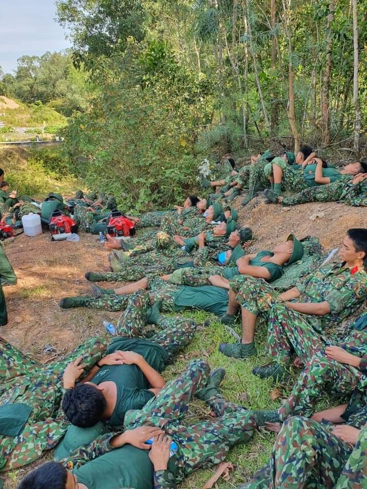 Tin nhanh - Xúc động hình ảnh hàng trăm chiến sỹ mồ hôi mặn chát, rã rời giữa biển lửa cứu rừng (Hình 8).