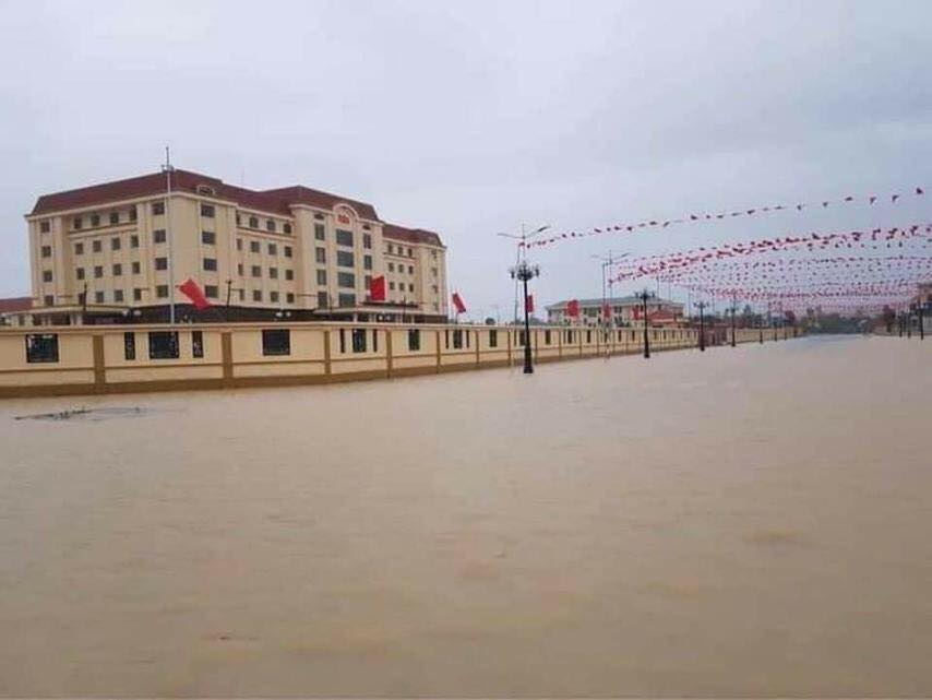 Tin nhanh - Hà Tĩnh: Sai sót trong lập đồ án, Trung tâm hành chính huyện Kỳ Anh ngập trong nước sau cơn mưa (Hình 2).