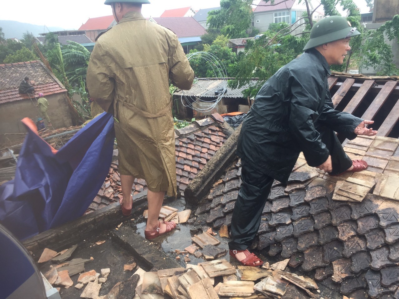 Tin nhanh - Hà Tĩnh: Lốc xoáy khiến gần 100 nhà dân bị tốc mái (Hình 4).