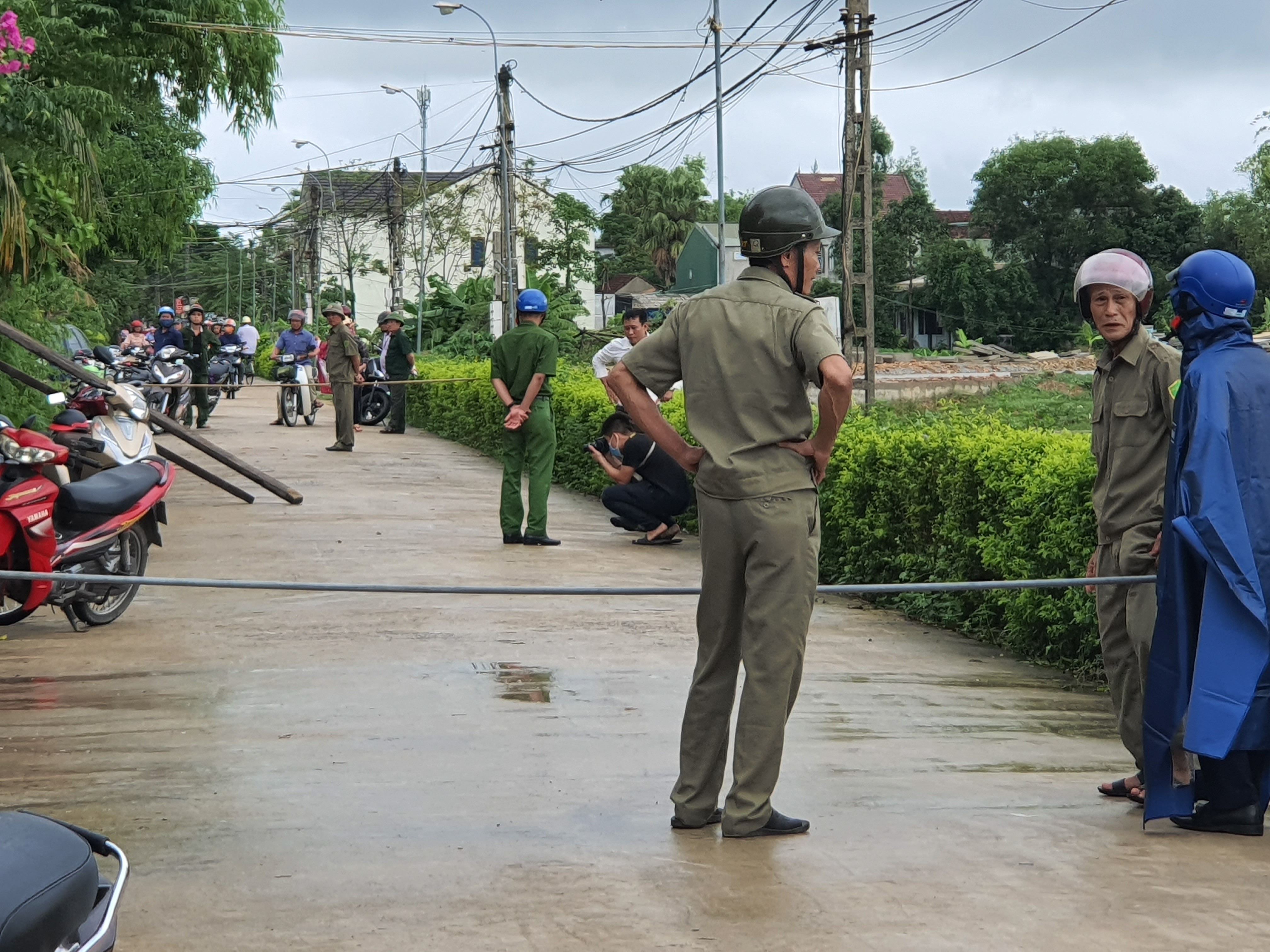 An ninh - Hình sự - Chốt chặn phương tiện trên QL1A truy tìm hung thủ sát hại gia đình vợ cũ