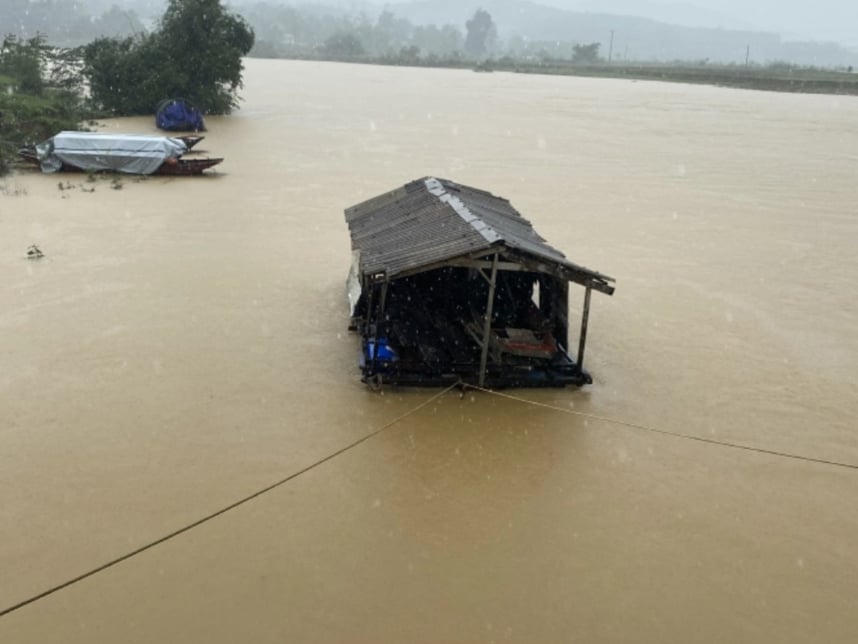 Tin nhanh - Hà Tĩnh: Hồ chứa đang ở mức an toàn, đề phòng lũ lên trong đêm (Hình 3).