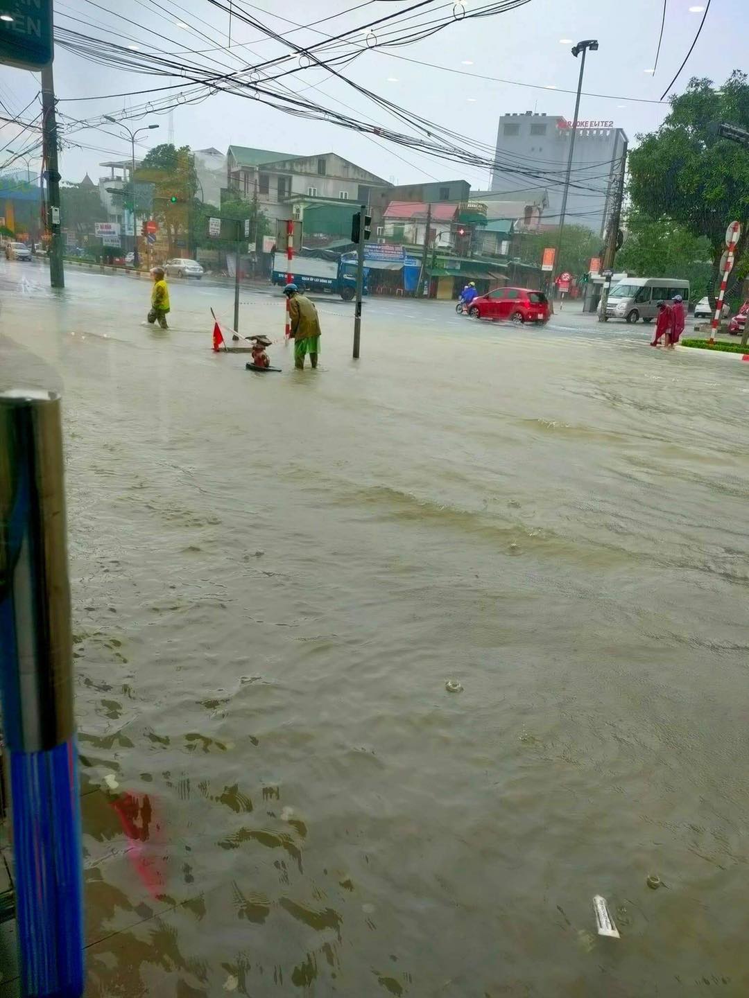 Tin nhanh - Mưa lớn không dứt, Hà Tĩnh khẩn trương sơ tán 7.000 người