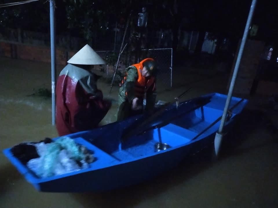 Tin nhanh - Hà Tĩnh: Thượng nguồn xả 3 đập lớn, hạ lưu ngập chìm trong biển nước (Hình 4).