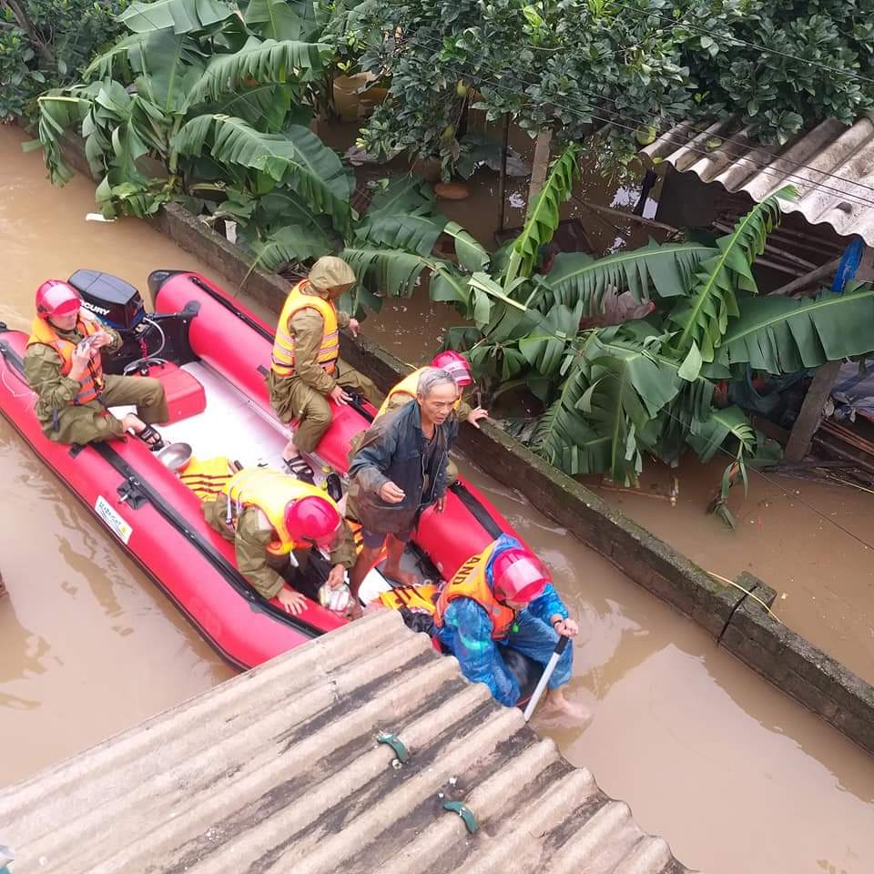 Dân sinh - Tình đồng bào trong lũ dữ (Hình 14).