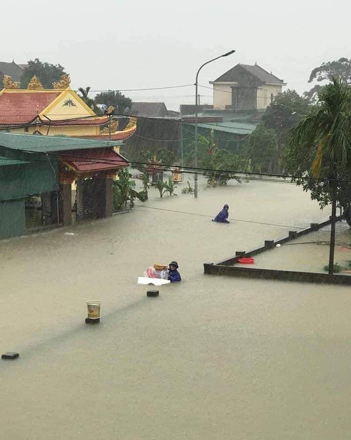 Tin nhanh -  Hạ du ngập sâu trong biển nước, hồ Kẻ Gỗ xả lũ đúng quy trình (Hình 3).