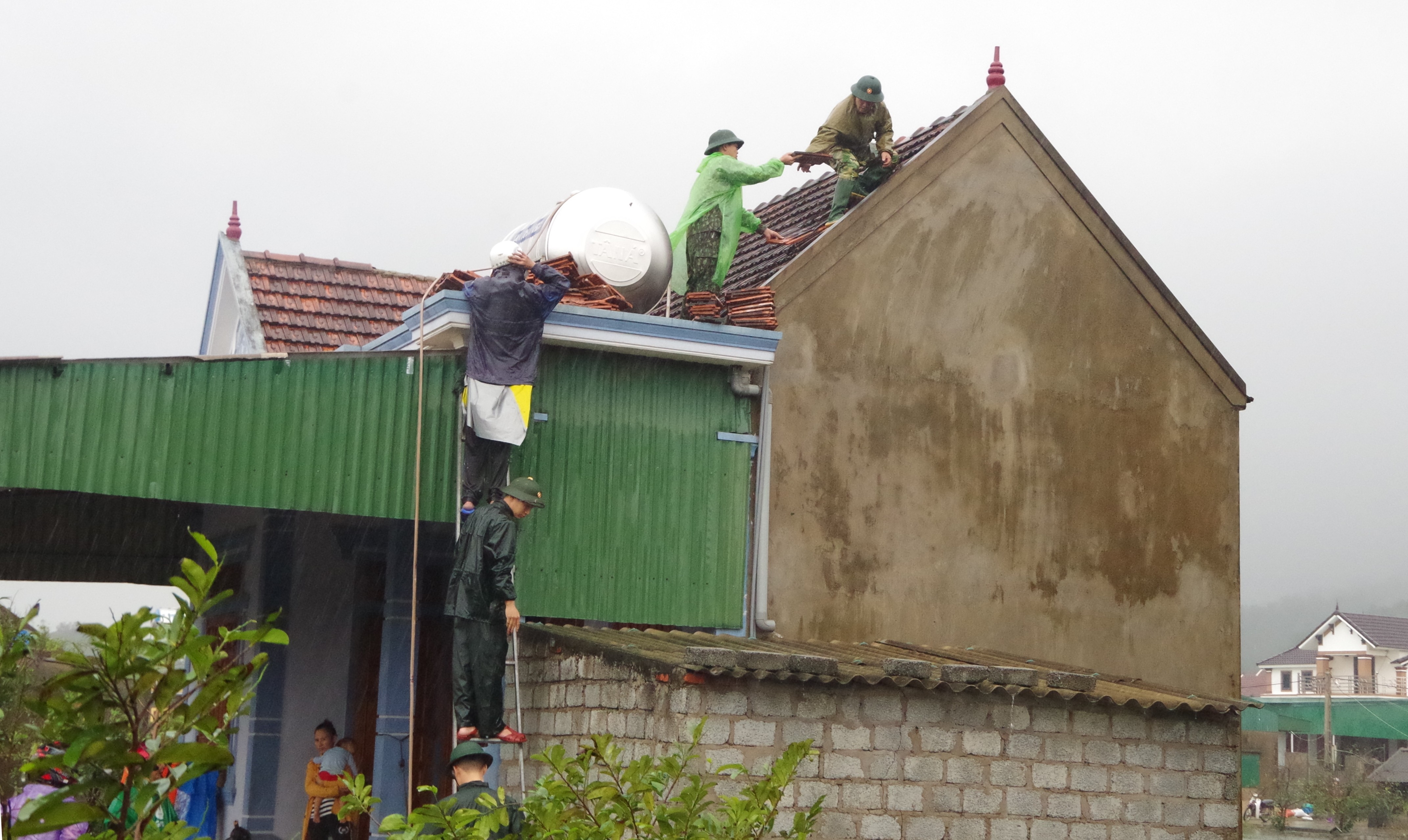 Tin nhanh - Hà Tĩnh: Lốc xoáy tốc mái 29 ngôi nhà trong mưa bão (Hình 2).