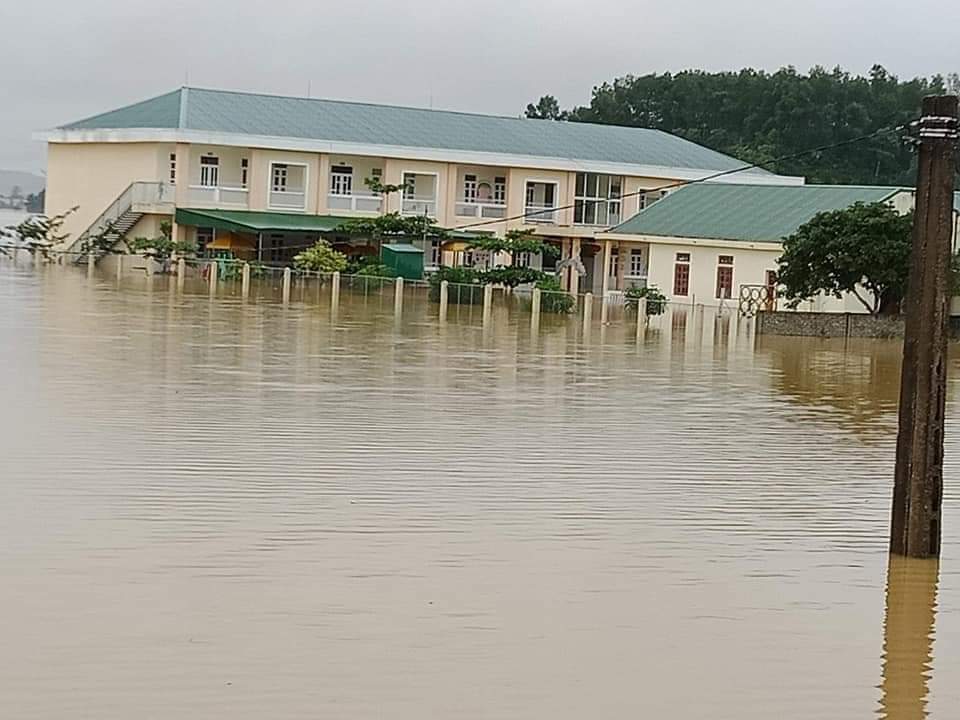 Tin nhanh - Hà Tĩnh: Lốc xoáy tốc mái 29 ngôi nhà trong mưa bão (Hình 8).