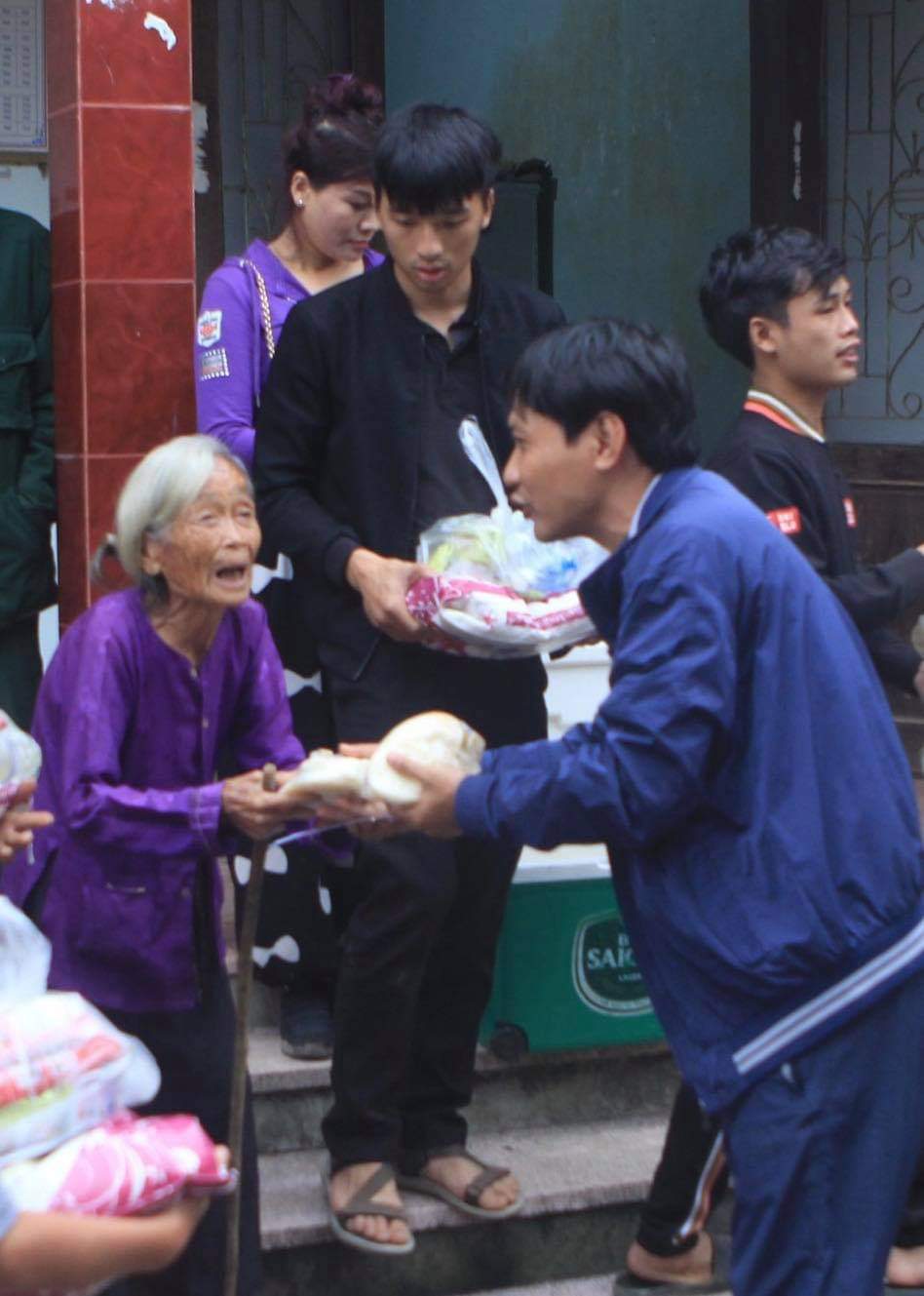 Tin nhanh - Từ vùng lũ Hà Tĩnh mang xôi nóng cứu trợ người dân Nghệ An