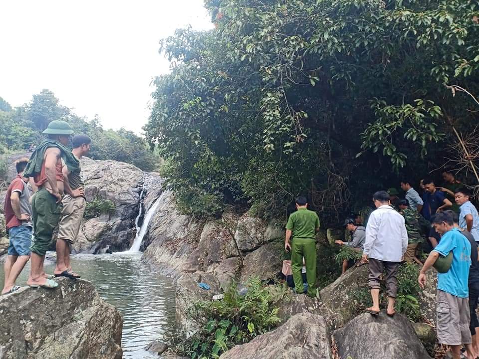 Dân sinh - Hà Tĩnh: Nữ sinh lớp 10 rơi xuống thác tử vong