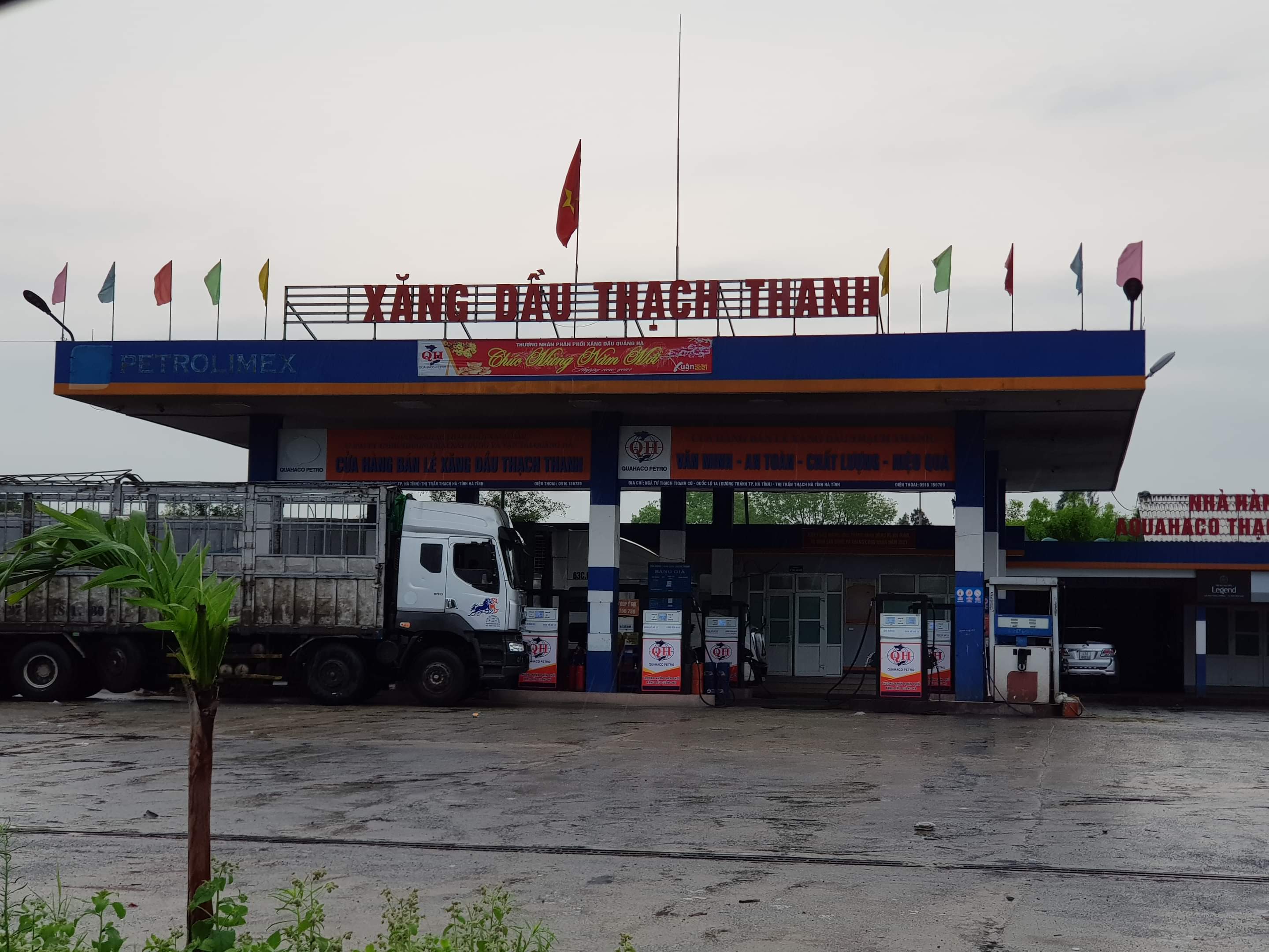 Môi trường - Hà Tĩnh: Xử lý sự cố tràn dầu từ cây xăng ra cánh đồng lúa (Hình 2).