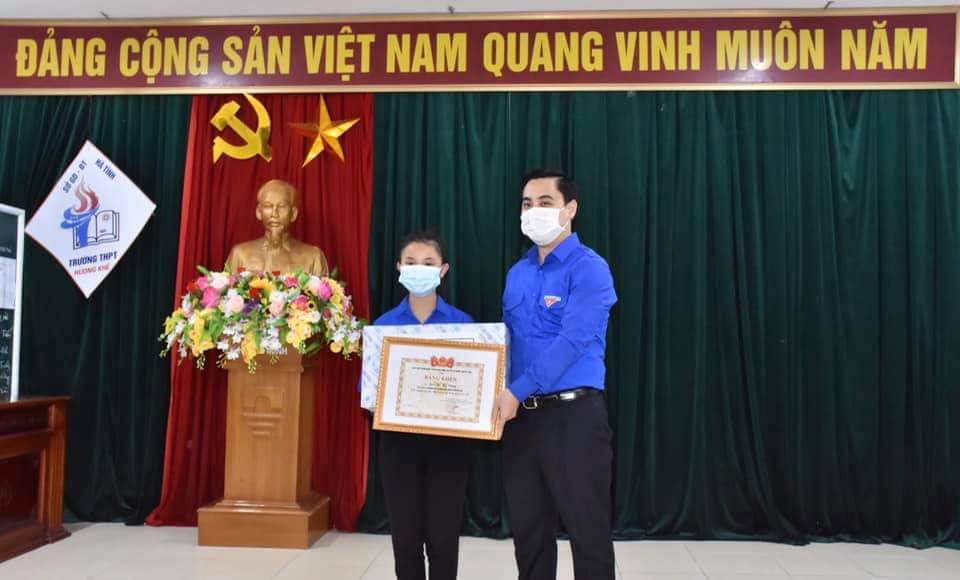 Dân sinh - Tặng bằng khen cho nữ sinh nhặt được 500 triệu trả người đánh rơi