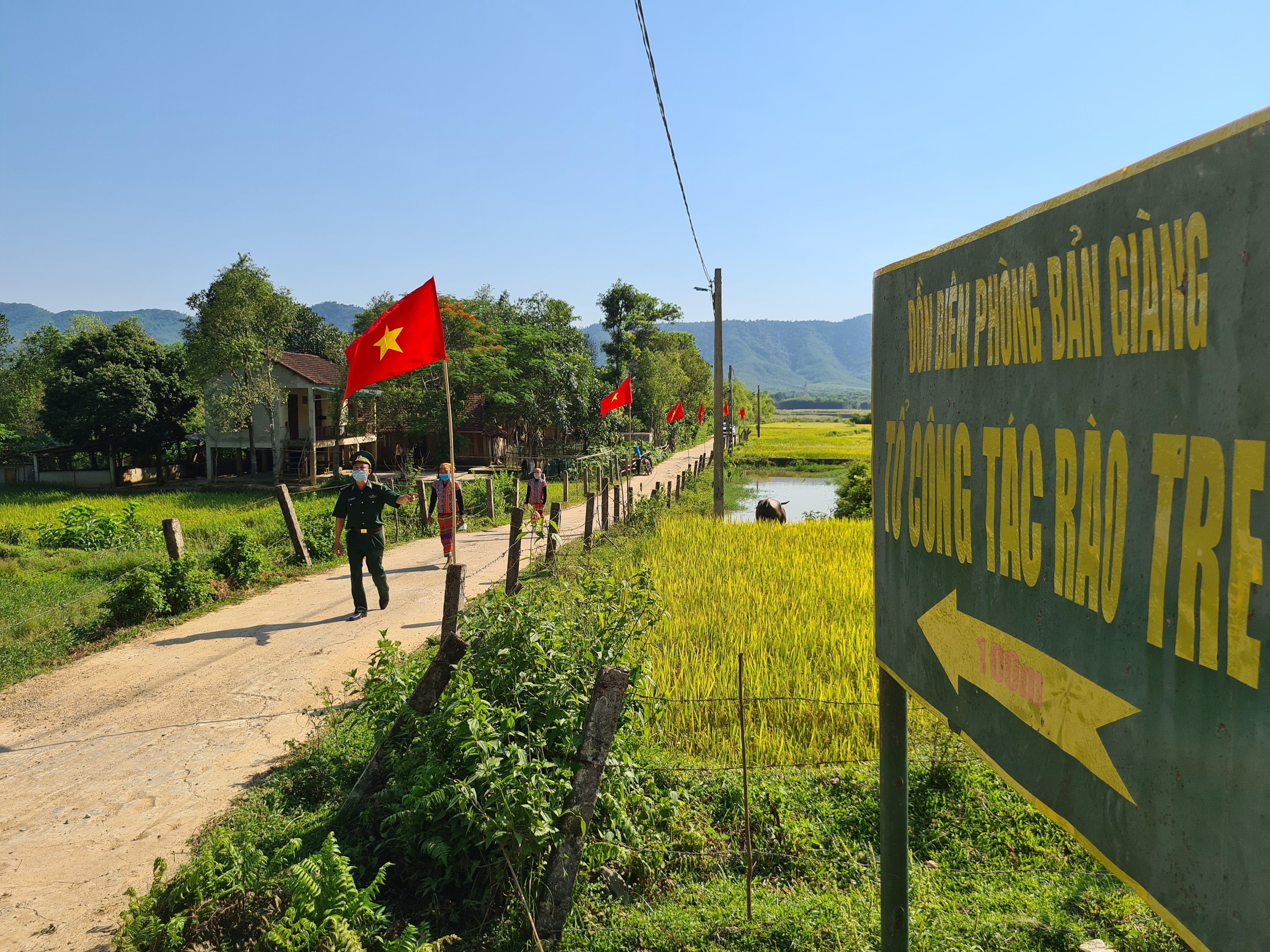 Sự kiện - Bộ đội vào tận nhà chở đồng bào dân tộc Chứt đi bỏ phiếu (Hình 4).