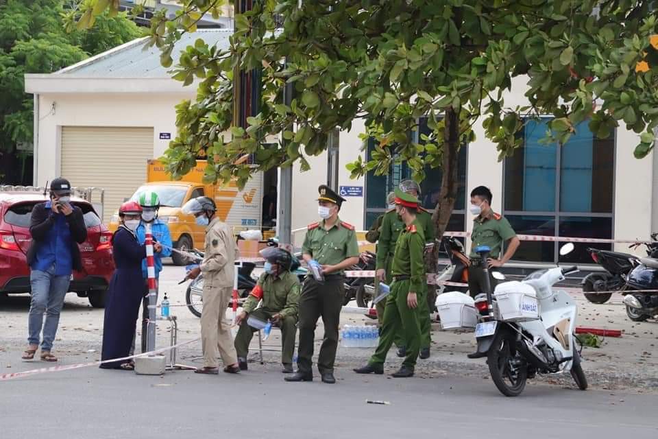 Bĩnh tĩnh sống - Chuyện những chiến sỹ sáng trực chốt, chiều ra đồng gặt lúa (Hình 7).