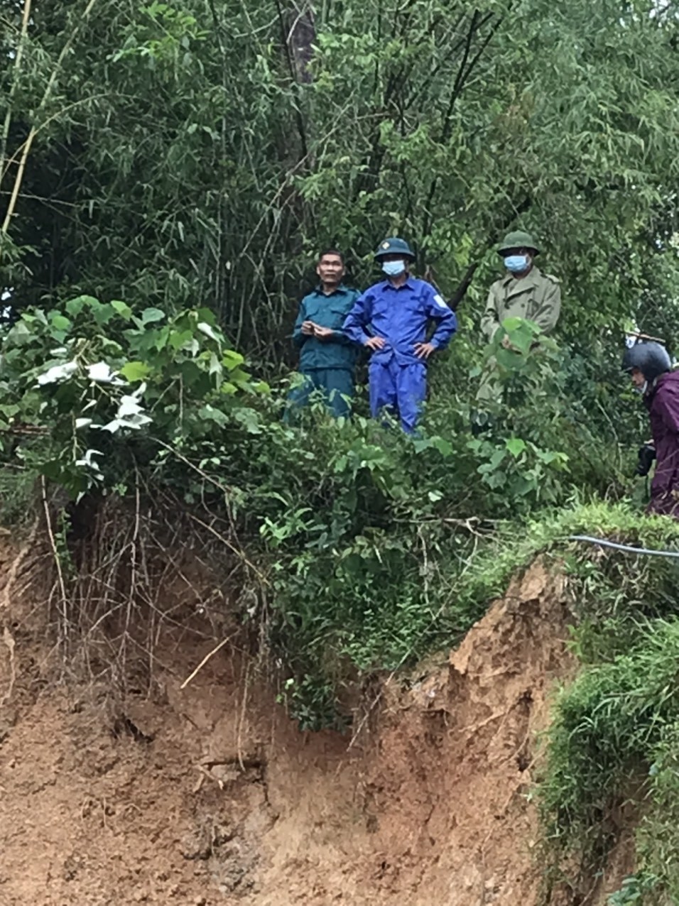 Dân sinh - Vụ sạt lở núi khiến 2 trẻ bị thương nặng: 'Tôi không thể cùng lúc cứu vợ và con'