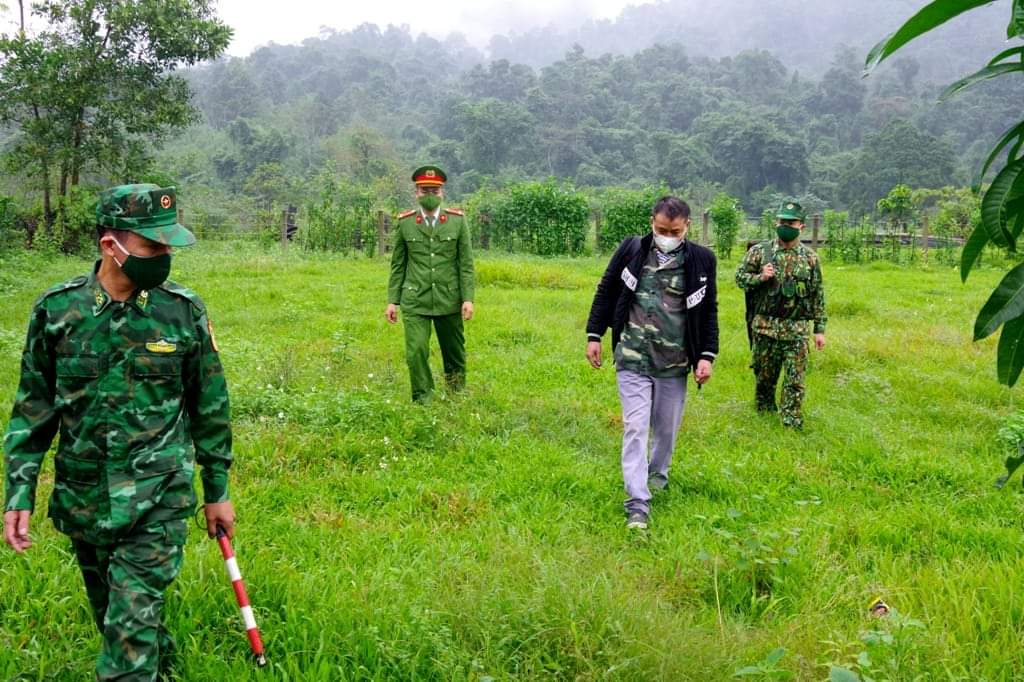 An ninh - Hình sự - Bắt đối tượng nhập cảnh trái phép mang theo nhiều đồng hồ màu vàng (Hình 2).