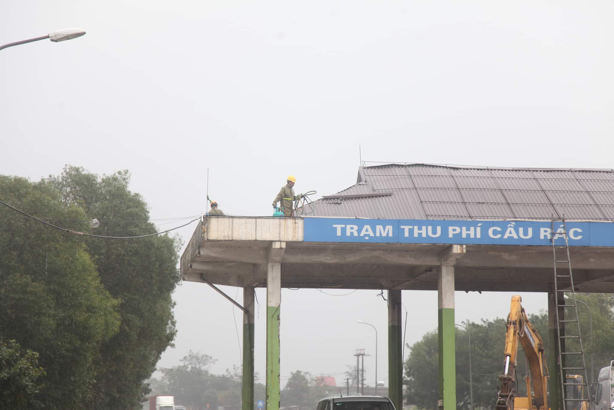 Dân sinh - Tháo dỡ trạm thu phí Cầu Rác trên QL1A