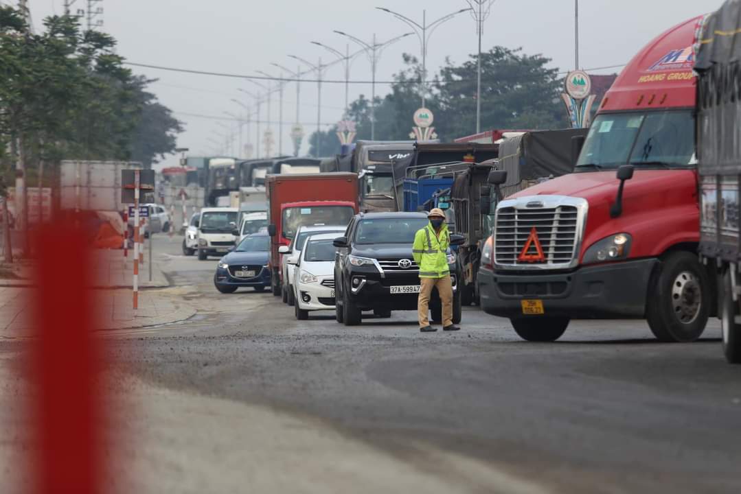 Dân sinh - Xe đầu kéo tông dải phân cách, hàng tấn gỗ tràn xuống gây tê liệt QL1A