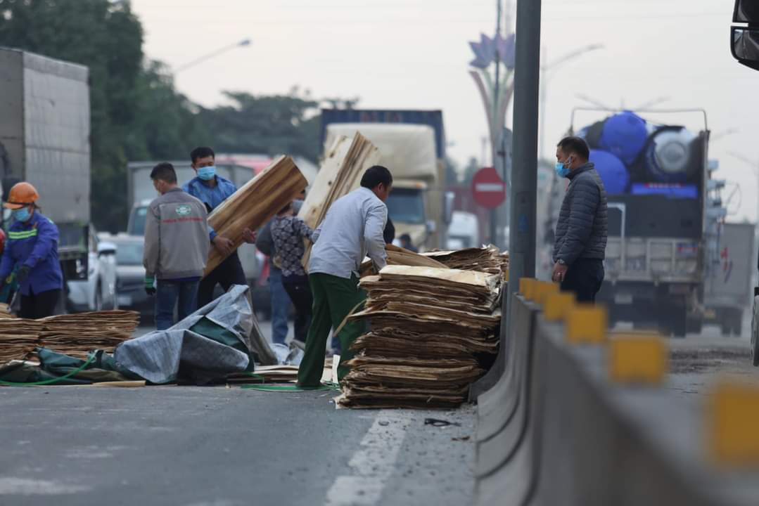 Dân sinh - Xe đầu kéo tông dải phân cách, hàng tấn gỗ tràn xuống gây tê liệt QL1A (Hình 2).