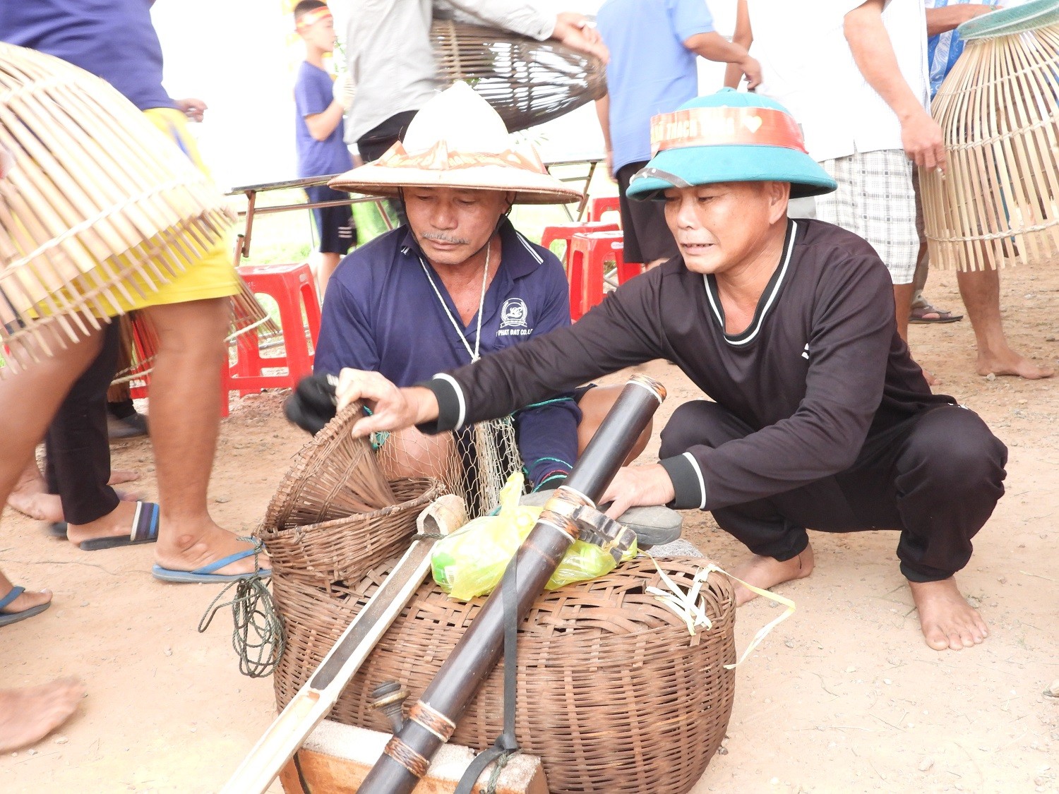 Dân sinh - Hà Tĩnh: Hàng nghìn người đổ về hồ Đập Lổ tham gia lễ hội bắt cá (Hình 7).