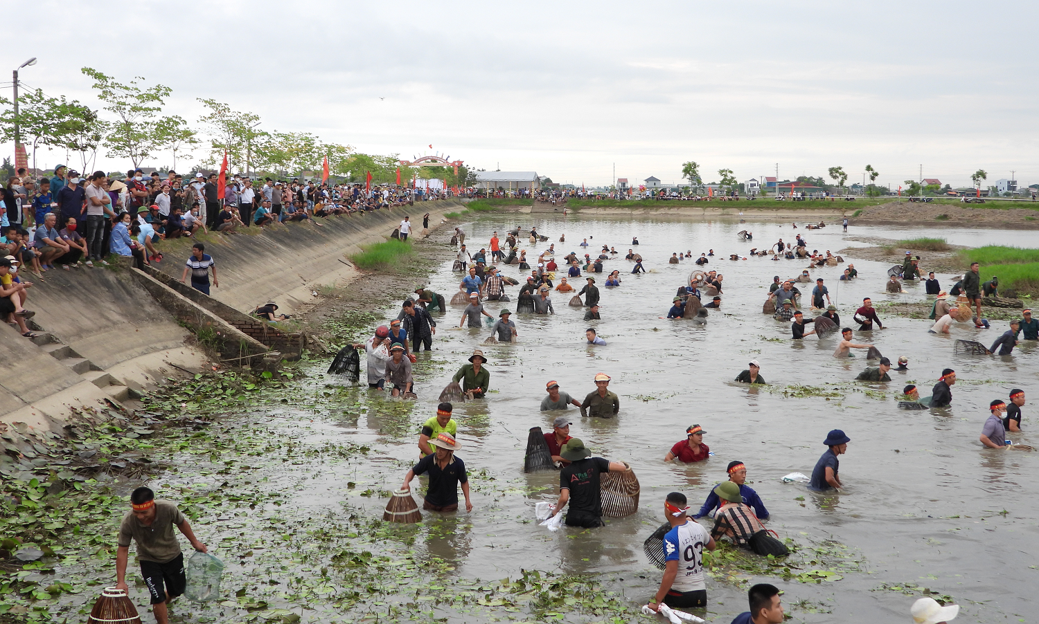 Dân sinh - Hà Tĩnh: Hàng nghìn người đổ về hồ Đập Lổ tham gia lễ hội bắt cá (Hình 4).