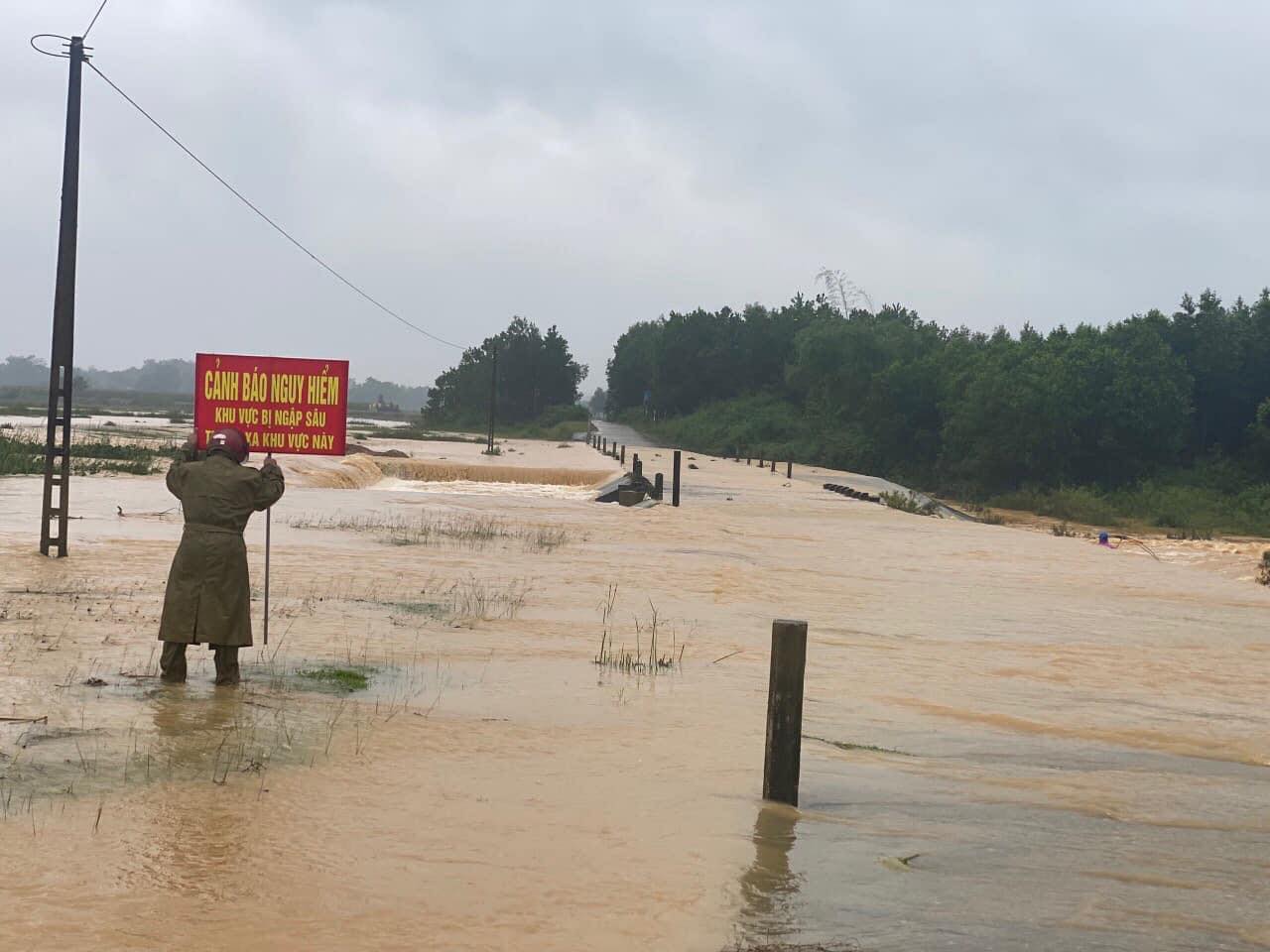 Sự kiện - Hà Tĩnh: Nhiều vùng ngập cục bộ, di dời dân trong đêm sau bão Noru