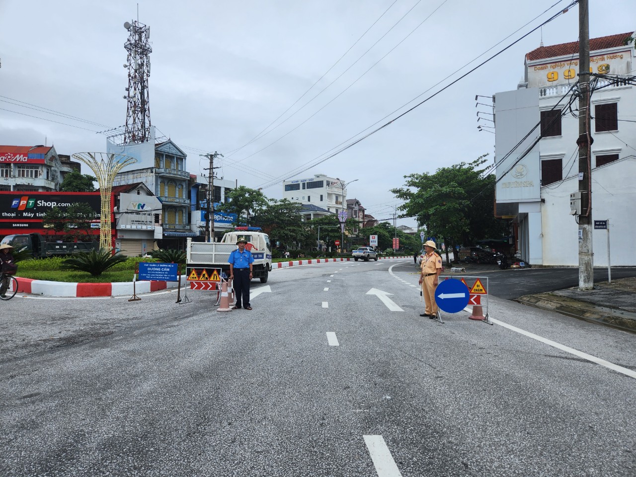 Dân sinh - Hà Tĩnh: Nước lũ ngập Quốc lộ 1A, cấm phương tiện di chuyển qua (Hình 4).