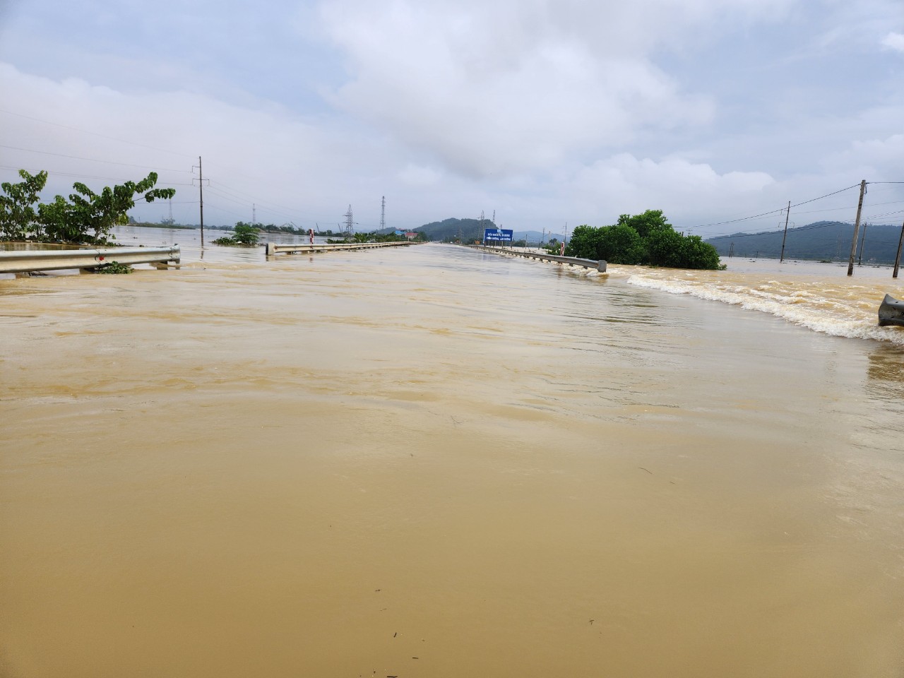 Dân sinh - Hà Tĩnh: Nước lũ ngập Quốc lộ 1A, cấm phương tiện di chuyển qua (Hình 2).