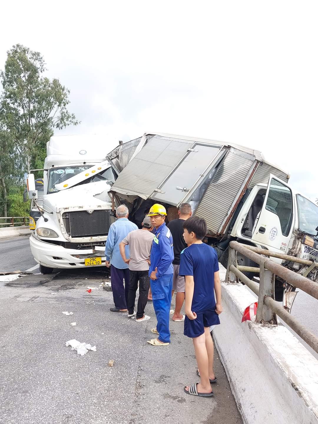 Dân sinh - Tai nạn liên hoàn, xe ô tô tải nằm vắt ngang cầu, suýt rơi xuống sông (Hình 3).