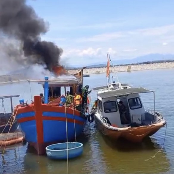 Dân sinh - Hà Tĩnh: Tàu cá của ngư dân bốc cháy khi đang neo đậu