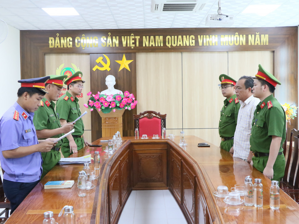 An ninh - Hình sự - Hà Tĩnh: Mua hoá đơn hợp thức “cát lậu”, giám đốc và kế toán bị bắt