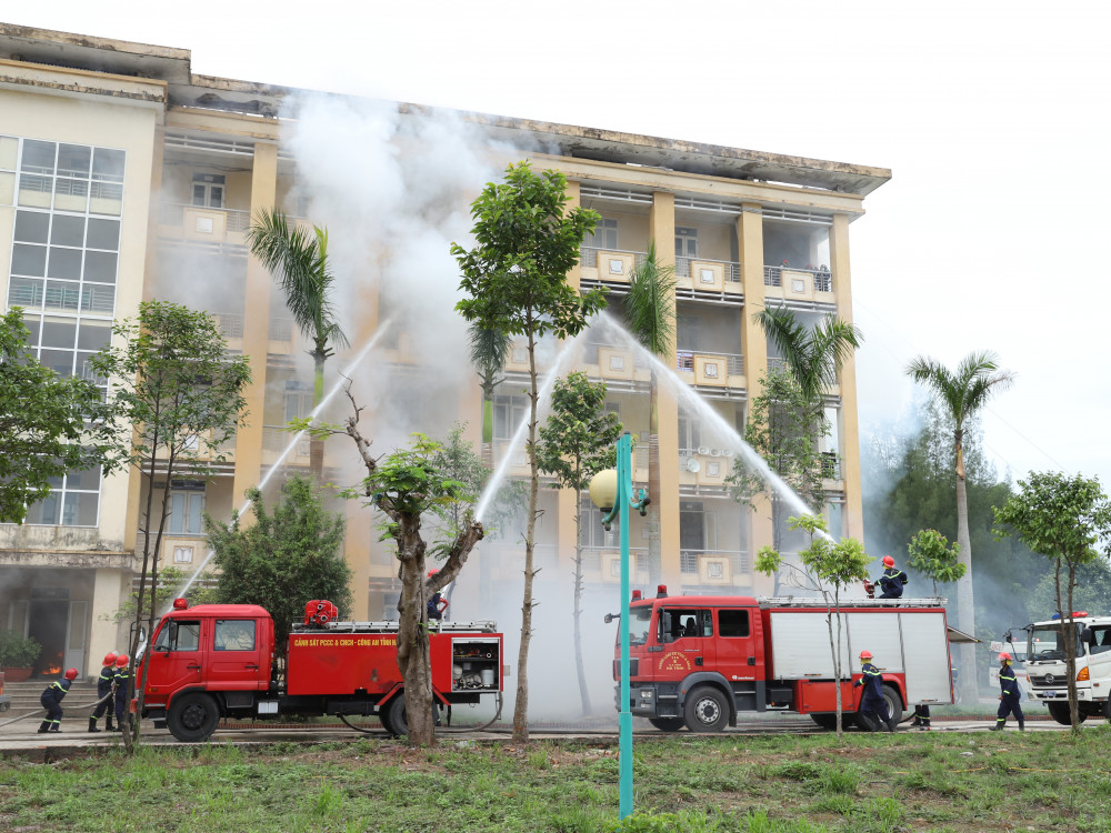 An ninh - Hình sự - Hà Tĩnh: 2000 cán bộ, chiến sĩ diễn tập thực binh xử lý tình huống gây rối, phòng chống khủng bố (Hình 4).