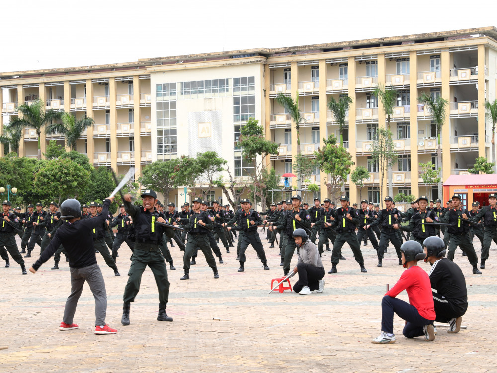 An ninh - Hình sự - Hà Tĩnh: 2000 cán bộ, chiến sĩ diễn tập thực binh xử lý tình huống gây rối, phòng chống khủng bố