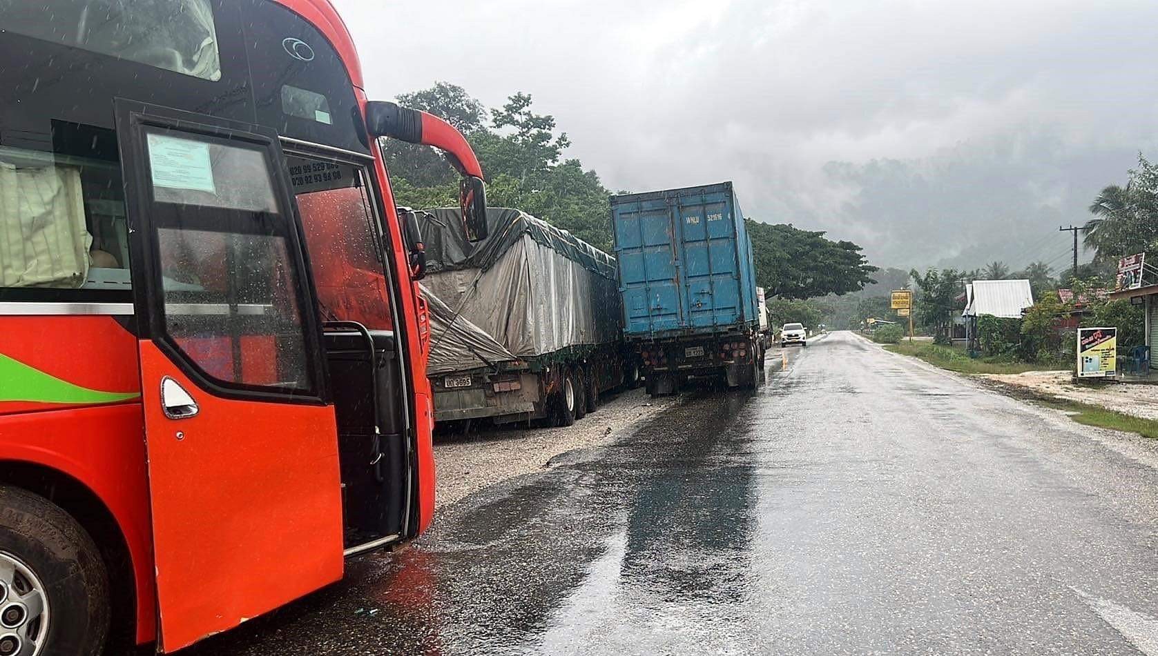 Dân sinh - Sạt lở trên đường từ Lào về Việt Nam: Nhiều phương tiện bị vùi lấp (Hình 4).