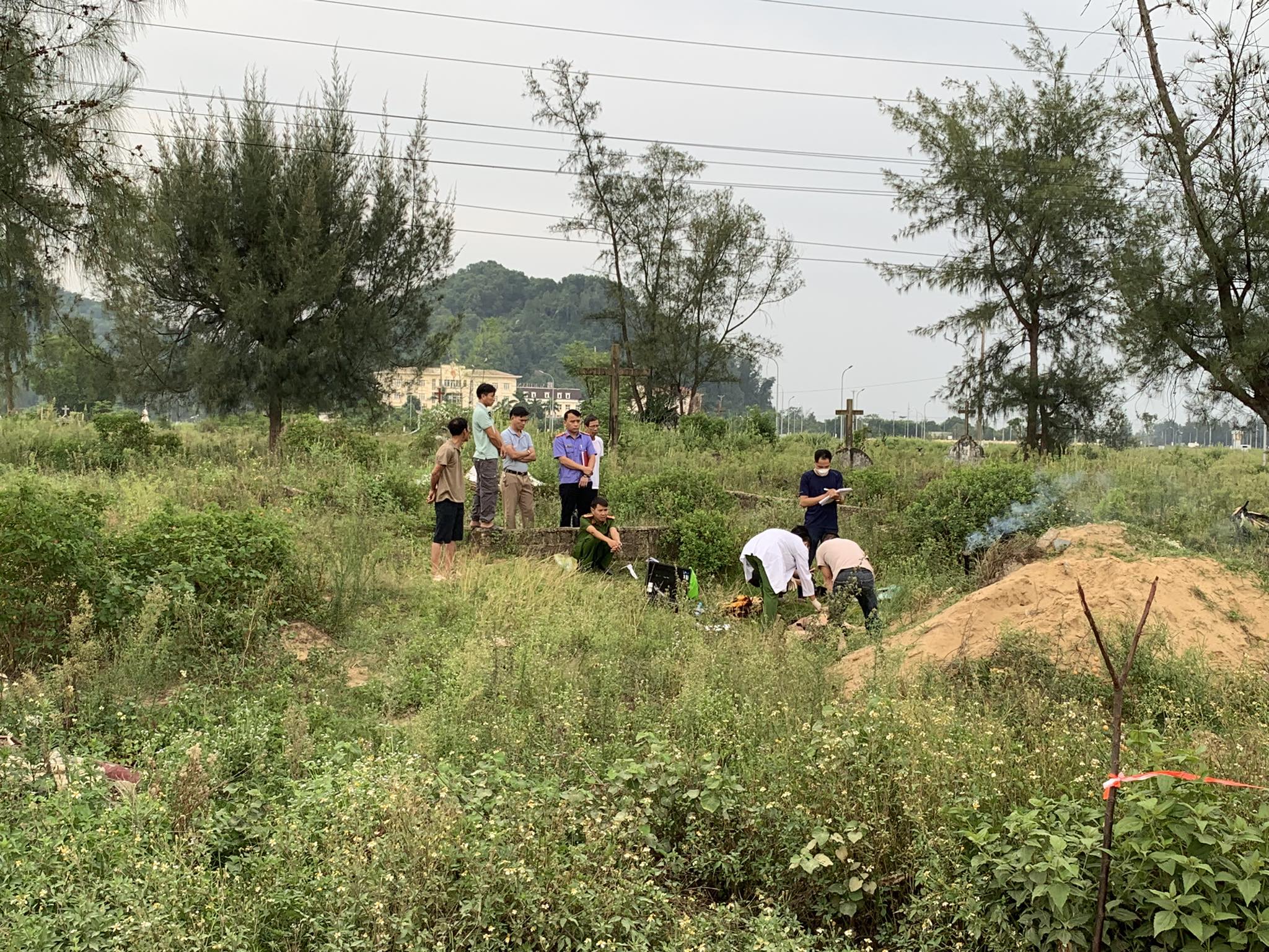 An ninh - Hình sự - Hà Tĩnh: Khám nghiệm hiện trường phát hiện thi thể nam giới bên đường (Hình 2).