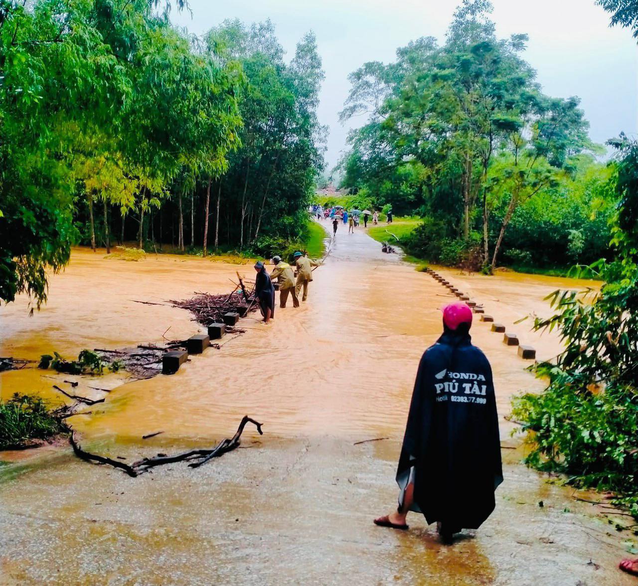 Dân sinh - Hà Tĩnh: Mưa lớn 4.300 học sinh một huyện phải nghỉ học (Hình 3).