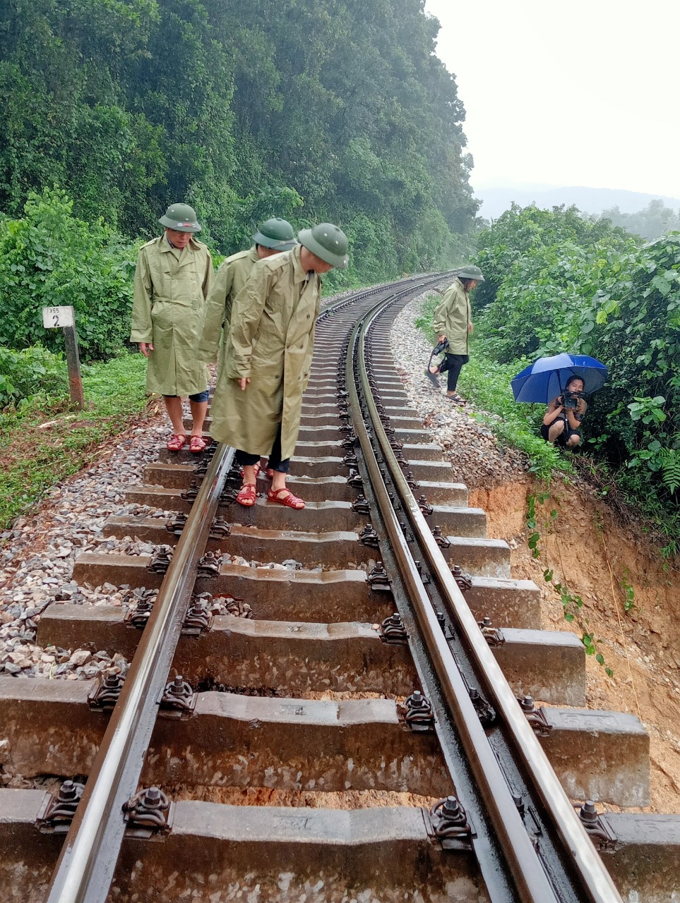 Dân sinh - Hà Tĩnh: Mưa lớn, tuyến đường sắt Bắc - Nam bị “bay chân” do sạt lở