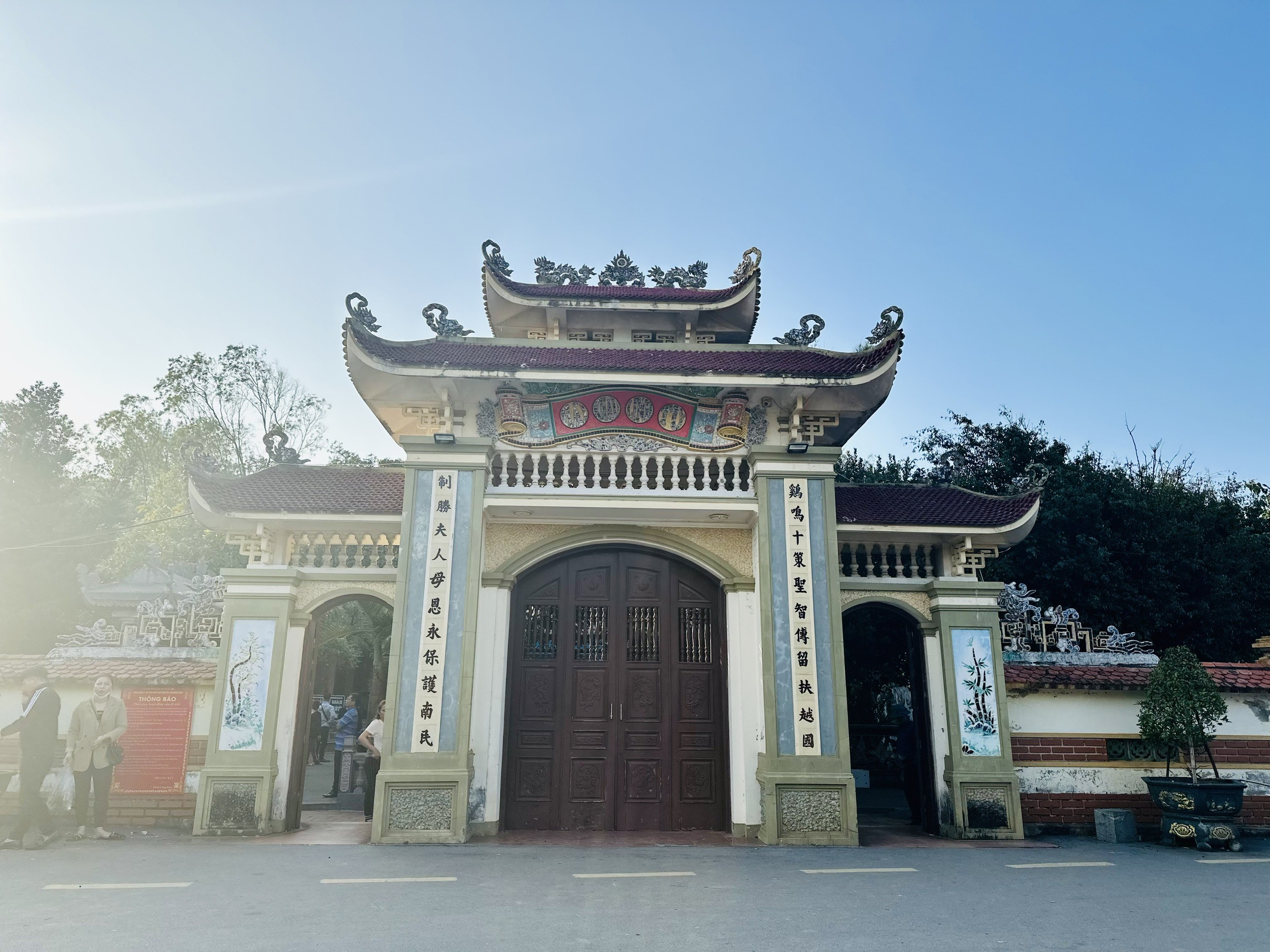 Văn hoá - Du khách đổ về đền Bà Hải xin xăm đầu năm mới