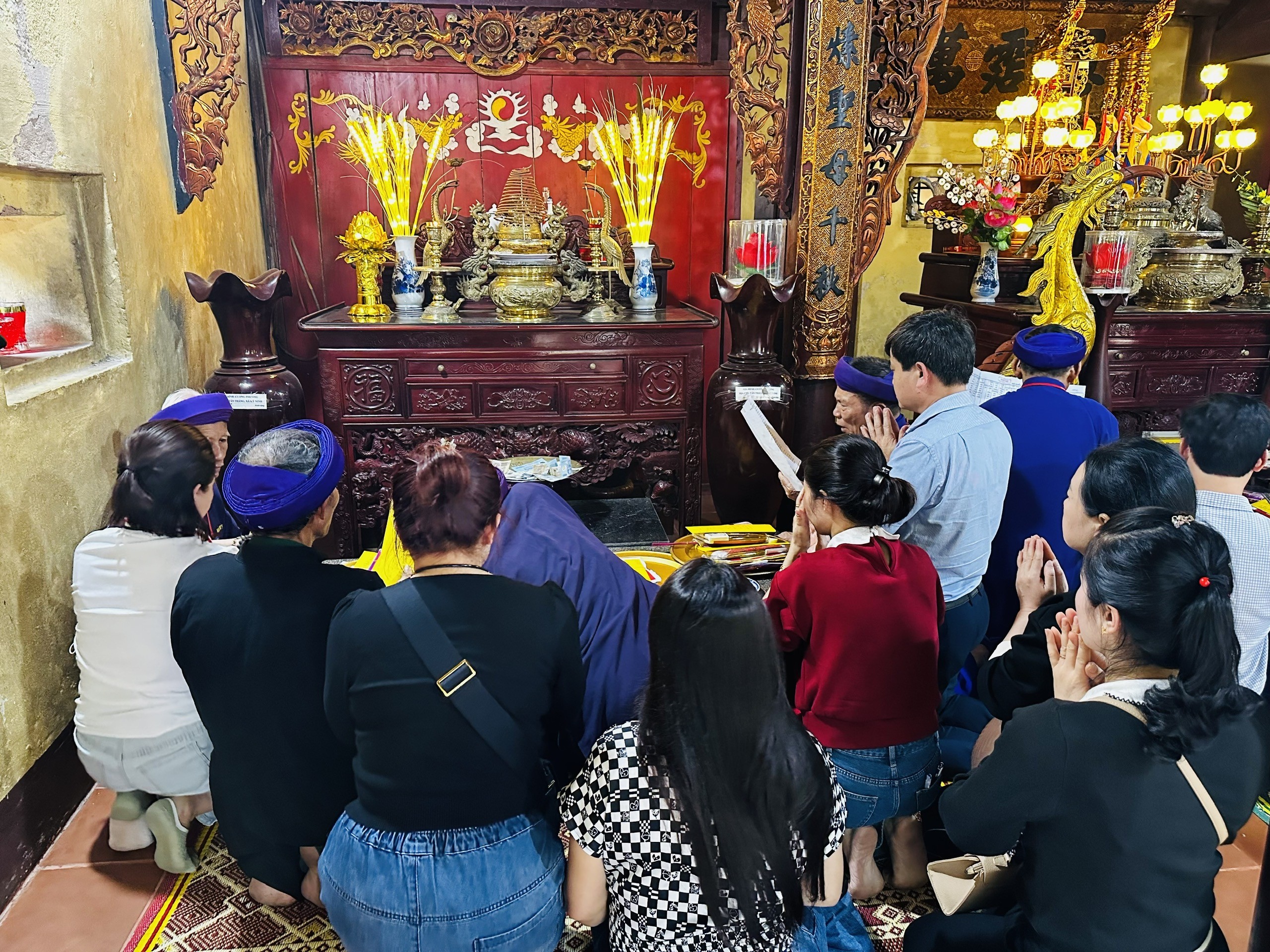 Văn hoá - Du khách đổ về đền Bà Hải xin xăm đầu năm mới (Hình 2).