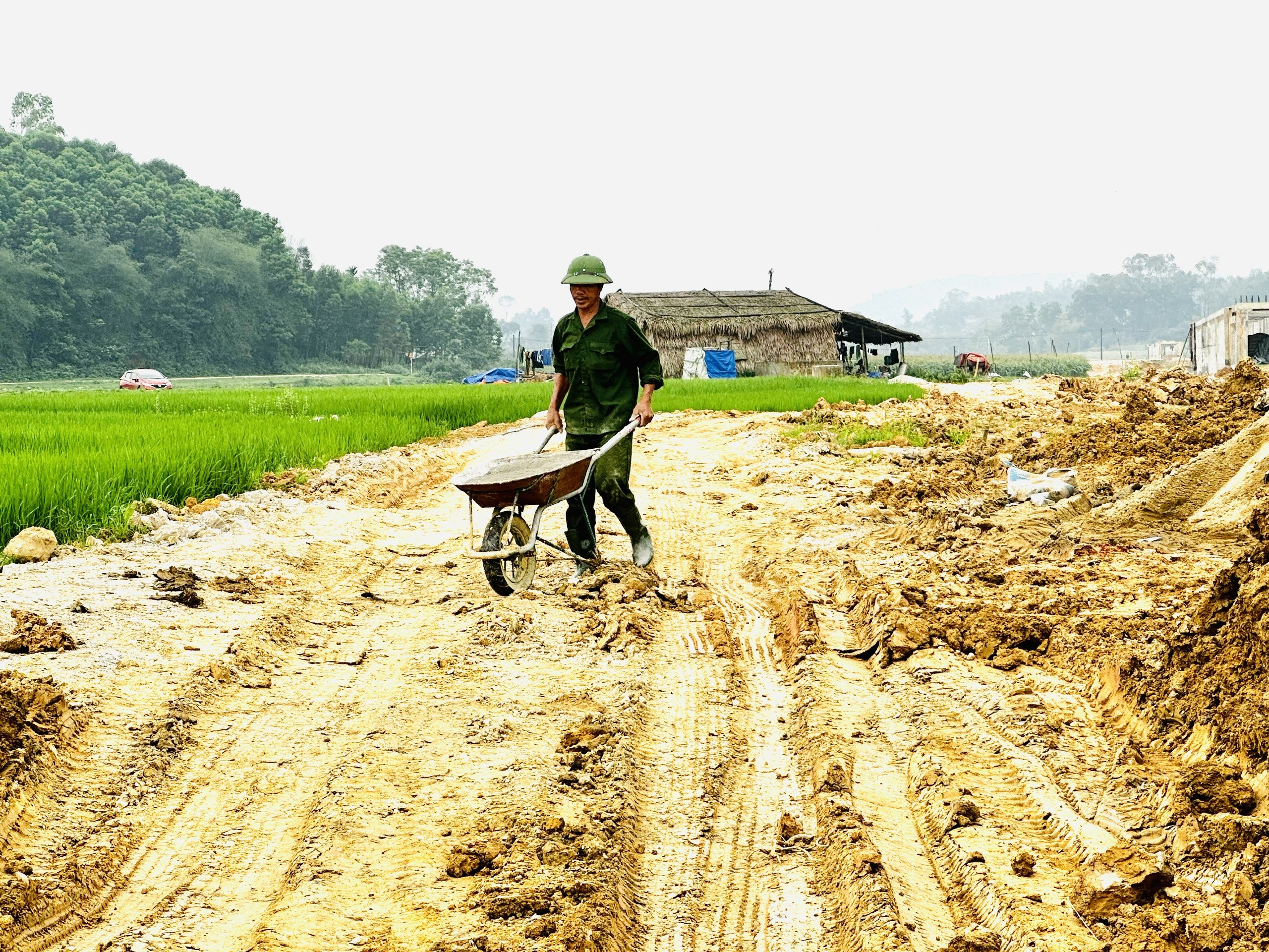 Dân sinh - Đua tiến độ trên công trường thuỷ lợi Ngàn Trươi - Cẩm Trang  (Hình 4).