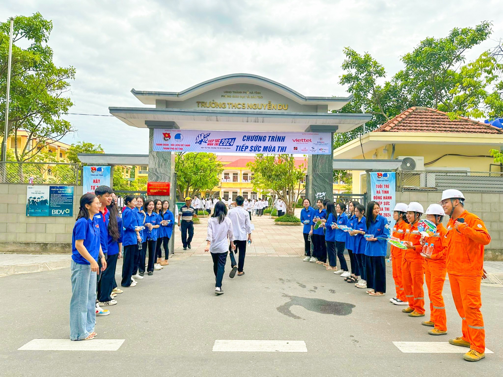 Giáo dục - Hàng trăm tình nguyện viên tiếp sức kỳ thi tốt nghiệp THPT  (Hình 2).