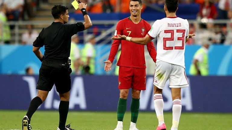 Ronaldo thoát thẻ đỏ ở tình huống gây tranh cãi, Bồ Đào Nha đi tiếp