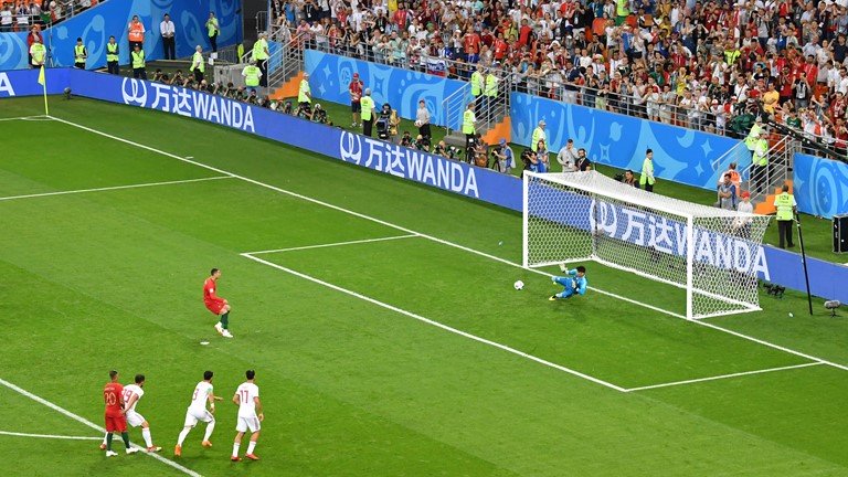 Sau Messi, Ronaldo bị chế ảnh hài hước vì sút hỏng penalty