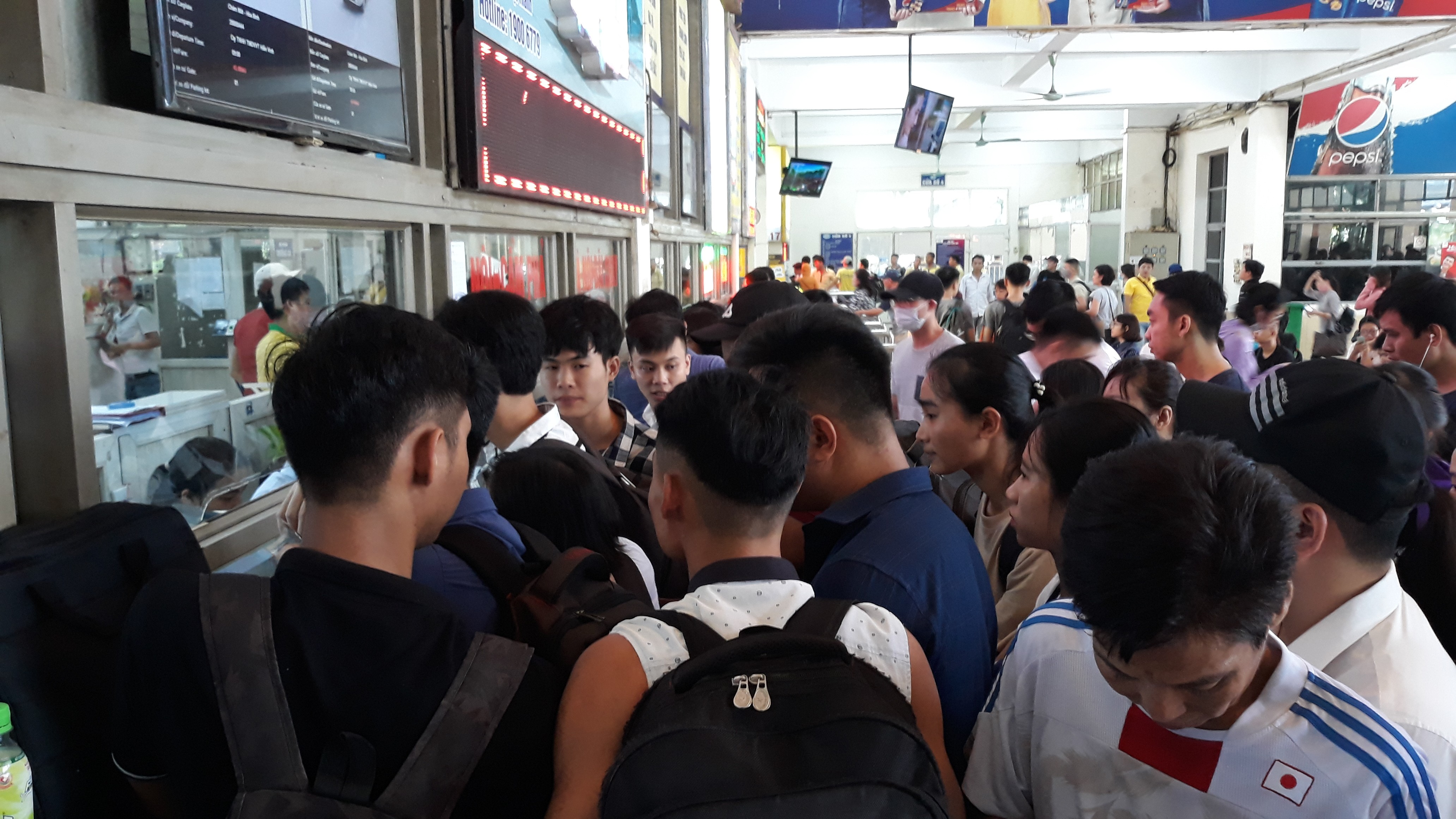 Tin nhanh - Bến xe Mỹ Đình quá tải ngày đầu nghỉ lễ 2/9 (Hình 3).