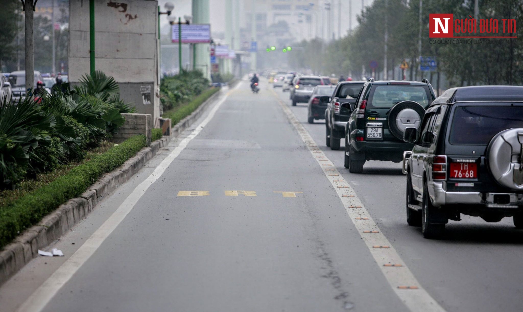 Tin nhanh - Nghịch lý: Làn buýt nhanh  BRT trống trơn, người dân dắt xe máy kín vỉa hè vì tắc đường (Hình 2).