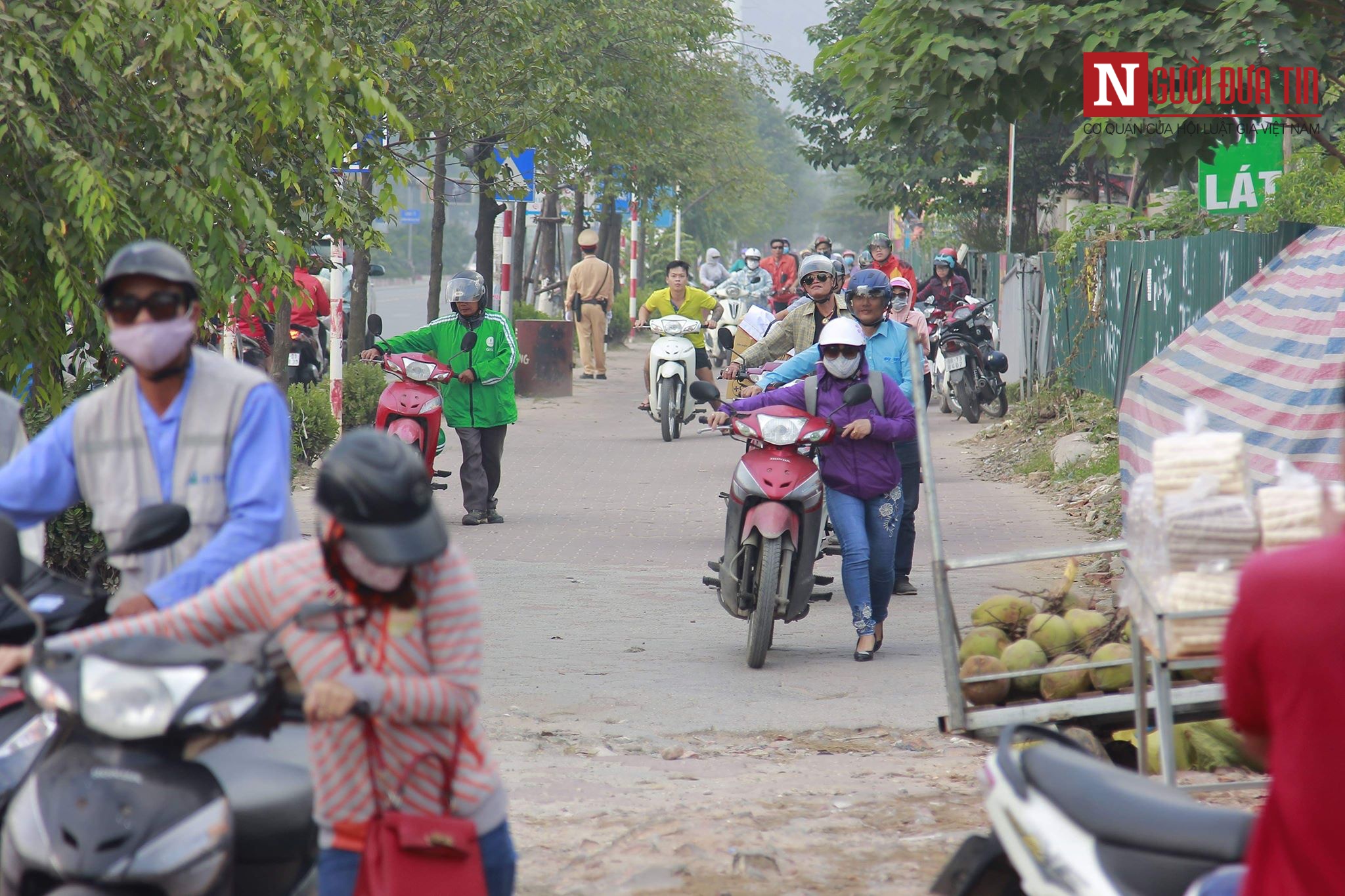 Tin nhanh - Nghịch lý: Làn buýt nhanh  BRT trống trơn, người dân dắt xe máy kín vỉa hè vì tắc đường